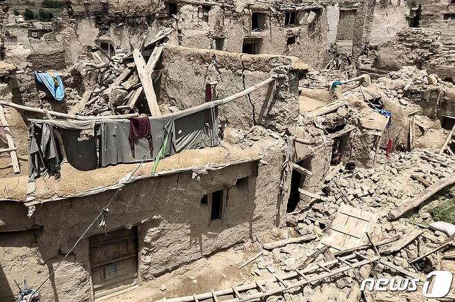 22일 (현지시간) 지진이 강타한 아프가니스탄 팍티카에서 쑥대밭이 된 주택의 모습이 보인다. © AFP=뉴스1 © News1 우동명 기자