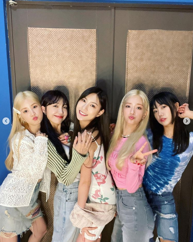 Seoul) = Girl group Apink gathered in full.Apink Jung Eun-ji posted a photo on his social networking service account on the 2nd with members of Memipink, including Park Cho-rong, Yoon Bomi, Kim Nam-joo and Oh Ha-young, along with an article entitled Arata Iura.In the photo, five people posed with their shoulders against each other, and they are intimate and show their individuality.Son Na-eun, a member of Apink in April, has announced that he will withdraw from Apink through his SNS.At the time, Son Na-eun said, I am also trying to support Apink as another panda. I would like to express my sincere gratitude to all those who gave me the happy time that made my teens and 20s the most brilliant.Also, Apinks agency IST Entertainment announced that Apink will reorganize the team into a five-member group (Park Cho-rong, Yoon Bomi, Jung Eun-ji, Kim Nam-joo, Oh Ha-young) except Son Na-eun.Son Na-eun finishes the group activity, the agency said.Meanwhile, Apink debuted in 2011 with I do not know, and has had a lot of hits such as Mr. Chu, Nonono, Dumdrum and No 1.