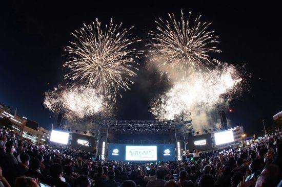 제12회 창원시민의 날 기념식을 축하하는 불꽃이 쏘아지고 있다.