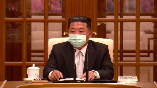 마스크를 착용한 김정은 북한 국무위원장. 사진=조선중앙TV 화면 캡처, 연합뉴스