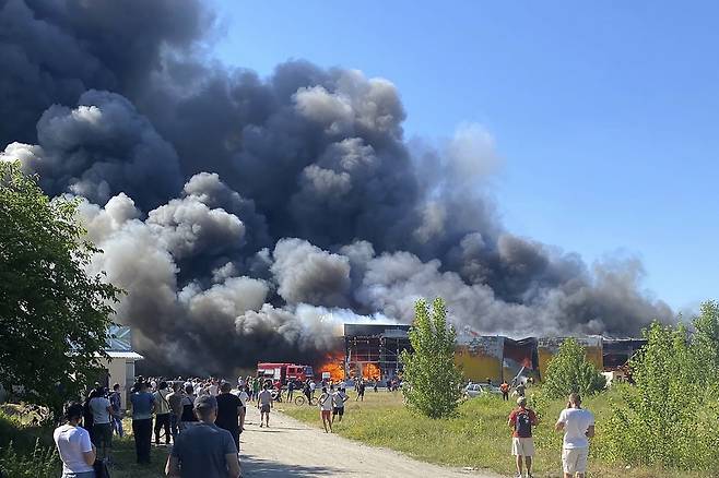 27일(현지시간) 러시아군의 미사일 공격을 받은 우크라이나 중부 폴타바주(州) 크레멘추크의 한 쇼핑센터 위로 거대한 연기구름이 치솟고 있다. 이 공격으로 최소 13명이 사망했으며 볼로디미르 젤렌스키 우크라이나 대통령은 텔레그램을 통해 "미사일이 떨어질 당시 쇼핑센터에 1천 명이 넘는 사람이 있었다"고 밝혔다. 2022.6.28/AFP 연합뉴스