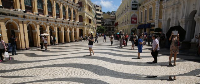 2013년 8월 마카오 세도나 광장. 물결무늬 블록바닥이 높이에 굴곡이 있는 듯한 착시를 일으킵니다.