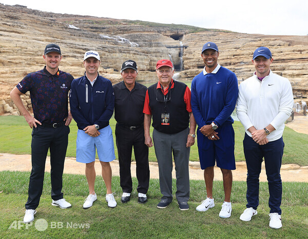 잭 니클라우스(왼쪽에서 4번째). 사진은 2020년 진행된 골프 이벤트에 참석한 모습이다. (왼쪽부터) 저스틴 로즈, 저스틴 토머스, 게리 플레이어, 잭 니클라우스, 타이거 우즈, 로리 매킬로이. 사진제공=ⓒAFPBBNews = News1