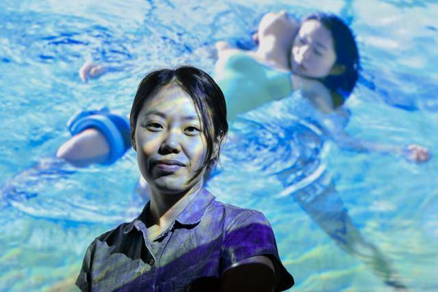 리움미술관이 유망한 젊은 작가를 발굴하는 '아트스펙트럼 작가상' 제3회 수상자인 차재민씨가 최근 서울 용산구 리움미술관에 전시된 자신의 작품 '네임리스 신드롬' 앞에 서 있다. 최주연 기자