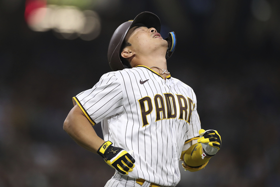 San Diego Padres' Ha-Seong Kim reacts after flying out against the Philadelphia Phillies during the fourth inning of a baseball game Friday, June 24, 2022, in San Diego. (AP Photo/Derrick Tuskan)  〈저작권자(c) 연합뉴스, 무단 전재-재배포 금지〉