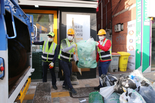 류규하 대구 중구청장(오른쪽)이 1일 오전 환경공무직 노동자들과 함께 생활폐기물 수거 작업을 하고 있다. 대구 중구청 제공