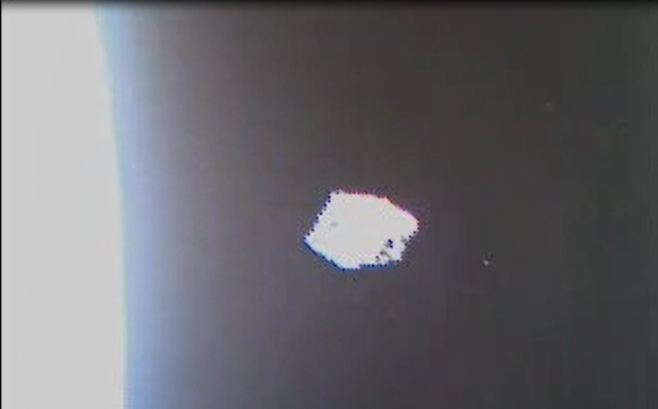 지난 1일 오후 4시38분 카이스트가 만든 큐브위성이 지난달 21일 누리호에 실려 발사된 성능검증위성에서 사출되고 있다. 과학기술정보통신부 제공