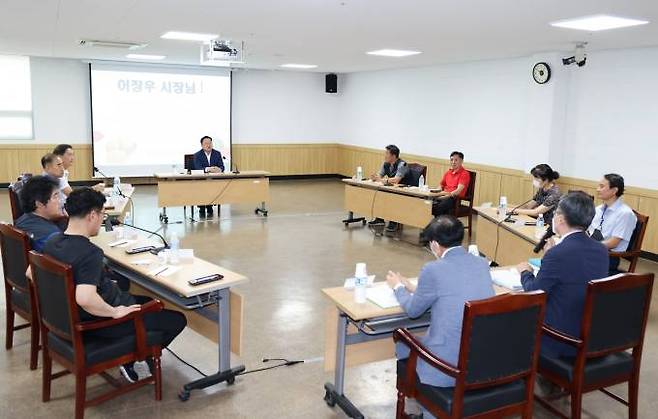 2일 이장우 대전시장은 오정농수산물도매시장 중도매인 조합장들과 간담회에서 '아버지의 정신'으로 최선을 다하겠다고 메시지를 전했다. 사진=대전시.