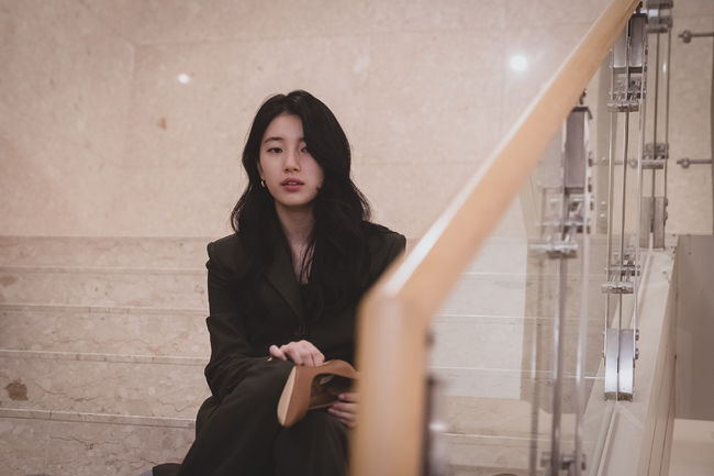 Bae Suzy of Anna is getting more and more cornered, and the two faces of Bae Suzy climbing the stairs in anxiety are bound to make the viewer look holy.Blackmail by Jung Eun-chae – How will the fate of Bae Suzy, who is subjected to the Cinémix Par Chloé, unfold?In the third and fourth episodes of the Coupang Play Anna, which aired on the 1st, Yimi (Bae Suzy) was drawn to the corner more and more.Yumi will be blackmail – Cinémix Par Chloé – for 3 billion won to Hyun-joo (Jung Eun-chae), who stole his life.The embattled Yumi is trying to reach an agreement with Hyun-joo for 100 million won, but Hyun-joo is not budging.Hyun-joo also has to pay 3 billion won in debt to protect himself from his fathers death. Hyun-joo puts pressure on Yumi even more.Lets think about the lack of money if theres nothing in the world that cant be done with money, and ask Husband to tell me, and Ill call you, Hyun-joo says.Heo Ji-hoon (Kim Jun-ha Boone), Annas Husband, also increasingly reveals her true color.He does not hide his instincts by using a drill in the middle of the night, smoking in the house, insulting the driver and beating him.Heo Ji-hoon passes the party race and becomes the most likely candidate for Seoul mayor.Yumi is a candidate for Seoul mayor and a professor who is an expert in studying abroad. He starts to take bribes in earnest to raise 3 billion won.Yumi laughs at his wives who give bribes without hesitation, saying, Its so easy.Yumi constantly climbs the stairs; even though she is Anna, the stairs he has to climb are not over.I climbed the stairs to avoid Hyunju, and after meeting Hyunju, I climbed the stairs to do what Hyunju told me.Only at the moment of climbing the stairs that no one uses becomes Yumi.Yumi is not mistaken for Anna but is Acting as needed.In Anna, she plays the wife of the Seoul mayoral candidate, Choi Ji-hoon, who does not exist in the world.Yumi, who lives Annas life, always plays Acting when meeting people, as is with Husband.Bae Suzys Acting in Anna is not what he has not shown so far, but because he looks like Yumi suffering from anxiety and doubt.Yumis subtle feelings and expressions that reveal it are attractive, which do not collapse in anxiety and continue to act in a cunning manner.I wonder what the ending of Anna, which is falling in anxiety, will come to an end.