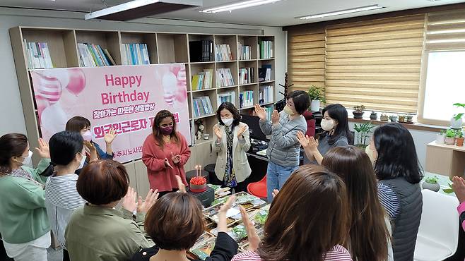 충주시가 외국인 근로자들을 위해 진행중인 ‘찾아가는 따뜻한 생일밥상’ 프로그램. 충주시 제공