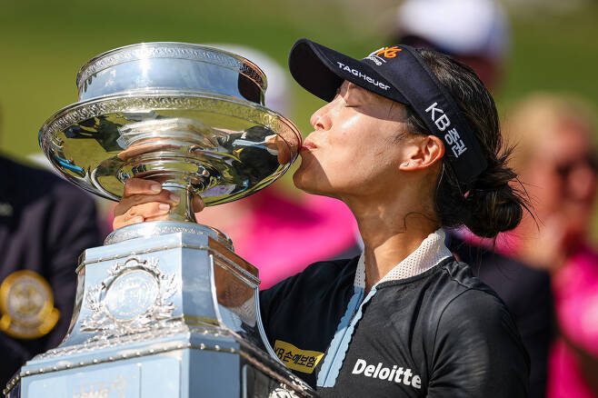 미국 메릴랜드주 베세즈다의 콩그레셔널 컨트리클럽에서 열린 KPMG 여자 PGA 챔피언십에서 우승한 전인지가 트로피에 입을 맞추고 있다. (베세즈다 로이터/USA TODAY=연합뉴스)