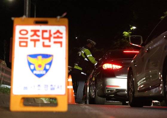 지난 4월 서울 서초IC 인근에서 경찰이 음주운전 단속을 하고 있다. 뉴스1