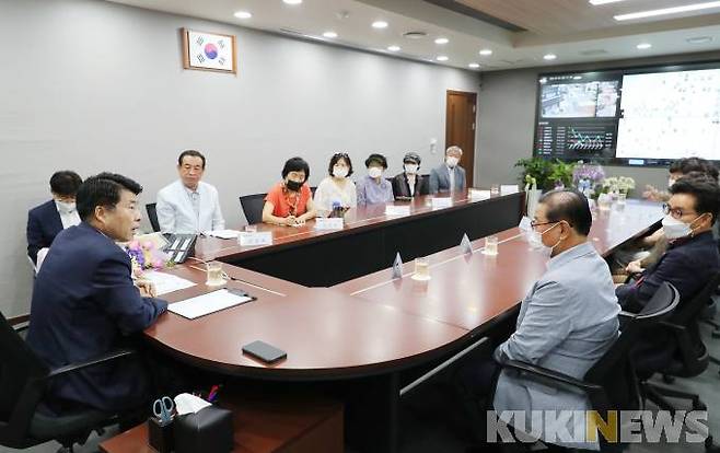 서강석 송파구청장은 구민들과 만나 풍납토성 보호를 위해 건축규제를 유지하고 있는 문화재청과 법적 소송 등 강력한 대응을 하겠다고 밝혔다.