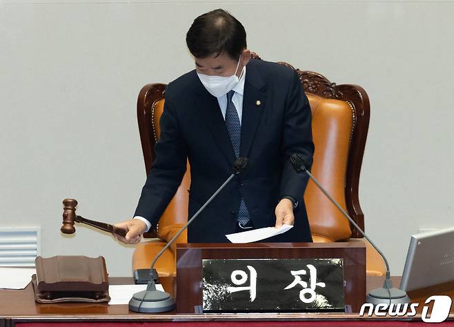 김진표 신임 국회의장이 4일 오후 서울 여의도 국회에서 열린 제398회 국회(임시회) 제1차 본회의에서 의사봉을 두드리고 있다. 2022.7.4/뉴스1 © News1 이재명 기자