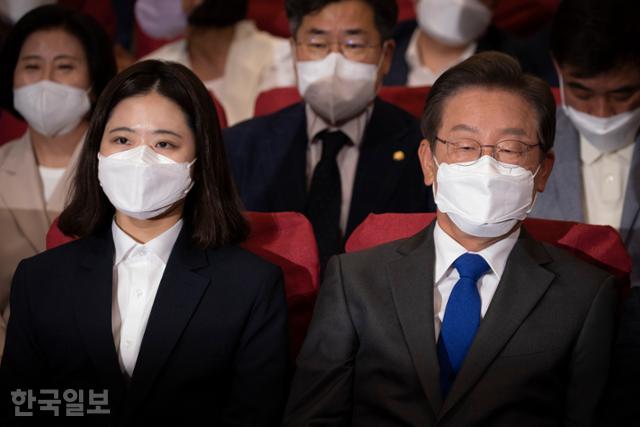 박지현(왼쪽) 더불어민주당 공동상임선대위원장과 이재명 총괄선거대책위원장이 6·1 지방선거 투표일인 1일 국회 의원회관에 마련된 개표 상황실에서 출구조사 결과를 지켜보고 있다. 오대근 기자