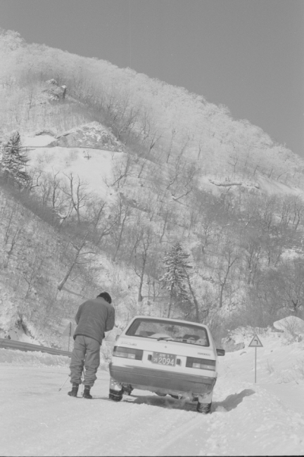 ▲ 1980년대 내린 폭설로 오색령에서 차량이 고립된 모습.  사진제공=양양군청
