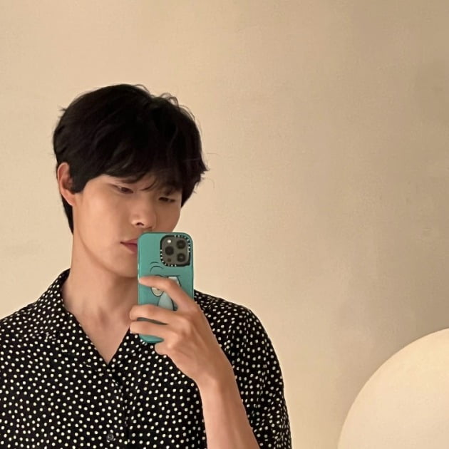 Actor Ryu Jun-yeol has reported his recent situation.Ryu Jun-yeol posted several photos on his instagram on the 5th with an article entitled Kangan Jingjing.Ryu Jun-yeol in the public photo poses in a black slacks on a dot pattern shirt. Ryu Jun-yeols sleek jawline catches his eye.On the other hand, Ryu Jun-yeol has been in public with Hyeri since 2017.
