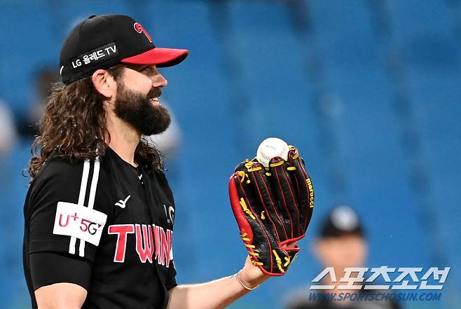 2022 KBO리그 LG 트윈스와 삼성 라이온즈의 경기가 5일 대구 삼성라이온즈파크에서 열렸다. 7회말 2사 만루 LG 켈리가 삼성 김헌곤의 투수 직선타 타구를 잡아낸 후 미소짓고 있다. 대구=허상욱 기자wook@sportschosun.com/2022.07.05/