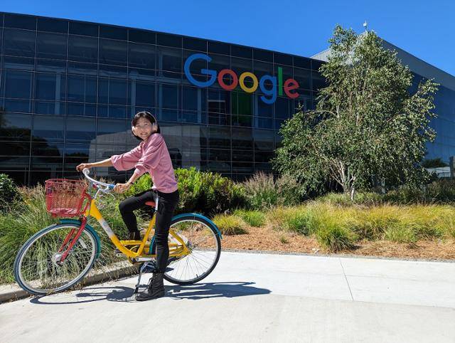 미국 캘리포니아 마운틴뷰 구글 캠퍼스에서 로이스 김 구글 글로벌 커뮤니케이션 디렉터가 자전거를 타고 있다. 로이스 김 제공