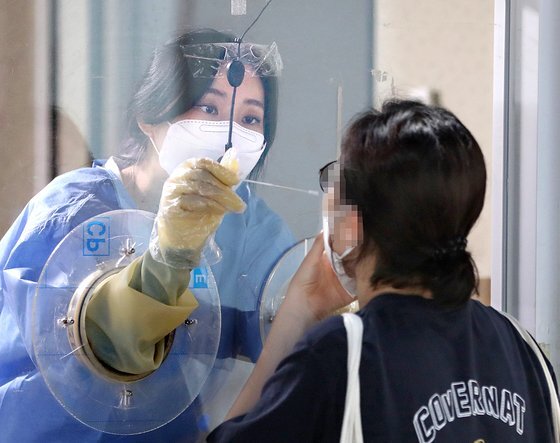 5일 서울 용산구보건소 선별진료소에서 의료진이 검사를 진행하고 있다. 뉴스1