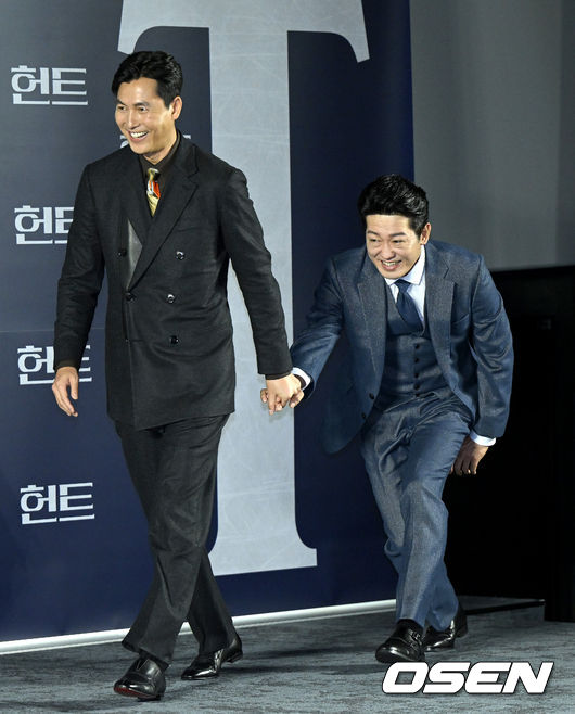On the morning of the 5th, the film Hunt (director Lee Jung-jae) Production Briefing session was held at Megabox Seongsu in Seoul.The movie Hunt is an intelligence action drama that takes place in the face of a huge incident called the assassination of South Korea No. 1 by Park Si-hoo and Jung Woo-sung, the inner part agents who suspect each other to search for Spy hidden in the organization.It will be released on August 10th.Actor Jung Woo-sung and Allow active status are taking photo time. 2022.07.05