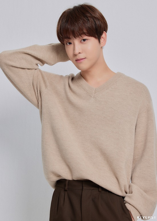 A new profile photo of actor Lee Tae-vin has been released.Lee Tae-vin, who was released through his agency Keyeast Entertainment on May 5, has a soft charm with casual styling.A boyish smile and a bright visual create a warmth.In the black and white photographs, the opposite charm overwhelmed the gaze.Lee Tae-vins dreamy eyes, chic charisma, which reversed the atmosphere with a simple black shirt, blend with a sophisticated mood of black and white, making it impossible to keep an eye on.On the other hand, Lee Tae-vin, who appeared in the previous season of Penthouse, played the role of Lee Min-hyuk, the son of Bong Tae-gyu and Yoon Joo-hee, and received a hot love as much as the popularity of drama.Recently, he appeared in Mnet Tuk-tuks counterattack, a coaching reality program of Street Woman Fighter Leaders, and attracted attention with various charms ranging from passion for dance to a reversal aspect.Interest in the future moves is also heightened.Photo: Keyeast Entertainment
