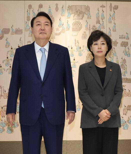 윤석열 대통령이 지난 5일 오전 서울 용산 대통령실 청사에서 박순애 사회부총리 겸 교육부 장관에게 임명장을 수여한 뒤 기념촬영을 하고 있다.(사진=연합뉴스)