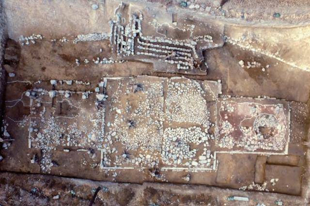 서원 지역 아(亞)자형 건물 유구를 항공에서 찍은 사진. 위쪽 석렬은 온돌유구다. 불교문화재연구원 제공