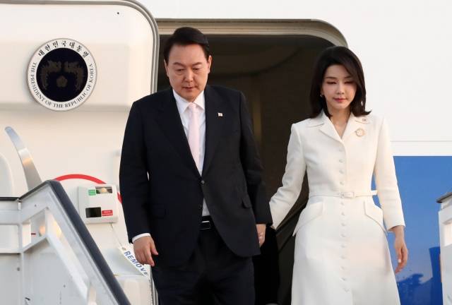 윤석열 대통령과 부인 김건희 여사가 지난달 27일(현지시간) 마드리드 바라하스 국제공항에 도착해 트랩을 내려오고 있다. 뉴시스