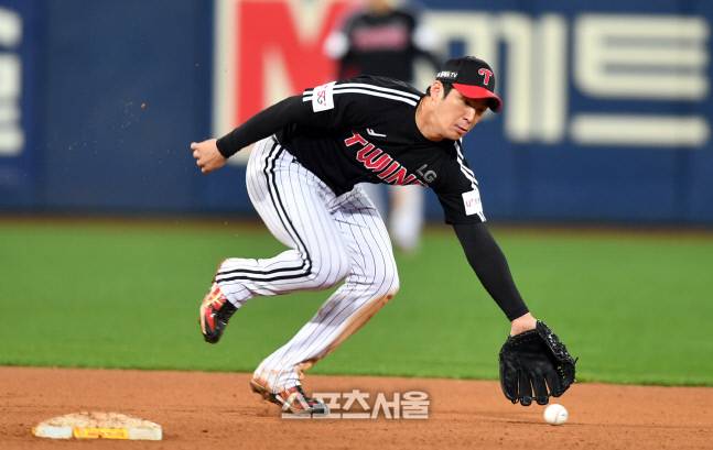 LG 유격수 오지환의 수비 장면. 대구 | 강영조기자kanjo@sportsseoul.com