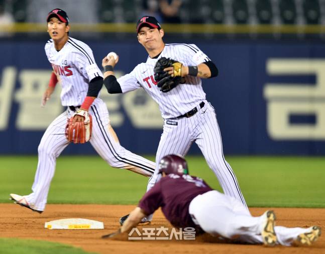 LG 유격수 오지환(오른쪽)의 수비 모습. 잠실 | 강영조기자kanjo@sportsseoul.com