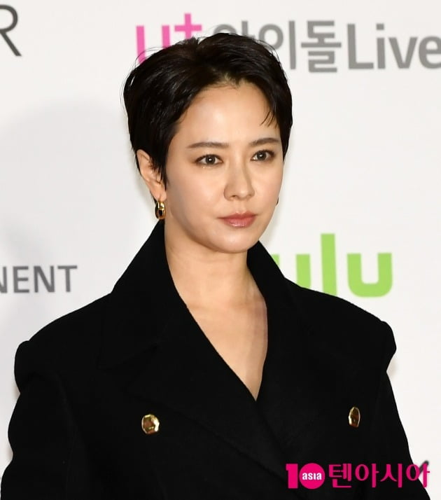 Actor Song Ji-hyo, who was embroiled in styling controversy with Short Cuts transform, opened his mouth in eight months.Song Ji-hyos haircut, which he said he cut his hair for change, was not the Hair designer but the person himself.His impulsive behavior led to the announcement of a statement by fans urging improvement of Song Ji-hyo styling.He said, Do not swear at our children.Last year, November Song Ji-hyo suddenly transformed from long hair to short hair.At that time, he published his beautiful article in his instagram and his front and back hair style cut with short cut.He responded that he had not expected it at all.But some fans who saw this showed a negative reaction to Short Cuts: Song Ji-hyos short cut wasnt a problem, but it was cut out of place.Especially, fans have complained about Song Ji-hyo Hair, makeup and coordination in Running Man, so complaints about untreated hair led to a statement announcement.In the 2021 Asia Artist Award (Asia Artist Awards, hereinafter AAA), the first official venue after the Short Cuts transform, he was caught wearing a coat with a torn bottom, raising doubts about the professionalism of the staff.However, Song Ji-hyo did not give any answers to the fans demands, and said that he had cut his head with his will through Running Man.On the 8th, about eight months after the controversy, Song Ji-hyo appeared on the content of YouTube channel Studio Waffle, Turkeyez on the Block, and released the short cut styling for the first time.Host Lee Yong-jin said, Many people said I cut it to overcome the pain of separation and I will not spend money anymore.Song Ji-hyo said, If you really talk to me, I ate a lot of alcohol and I cut it.Song Ji-hyo said, I drank and suddenly it was a moment.I thought, Why am I doing this? When I used toothpaste or cosmetics, I cut it with scissors.He asked me to stop criticizing Cody, Hair and the makeup staff, saying, Do not swear at our children.Song Ji-hyo asked if he could go on the air as it was a fact that he did not even tell even in Running Man.The production team said, Many people should know about it once anyway.The netizens who saw this responded such as I am so funny because I cut my hair, I am cute to apologize to the staff, I am drunk and cut my hair and took pictures, so I put it on the insta, I think Cody was insulted, I cut it myself, I am honest and lovely and so on.It may not have been easy for the image to confess that the woman was drunk and cut her hair at the time.However, Song Ji-hyo, who kept silent in the situation where the staff was instead swearing, honestly confessed the reason for Short Cuts transform in eight months.Some fans are worried that they have been drunk and impulsively cut off their hair in a situation where cheering is pouring on his hairy charm.Song Ji-hyo, who changed the Short Cuts controversy to Short Cuts disease inducer, is attracting attention as an actor and entertainer.
