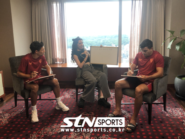 방한 후 한국어를 배워보는 시간을 가진 헤수스 나바스(좌측)와 마르코스 아쿠냐(우측). 사진|이형주 기자(논현동)