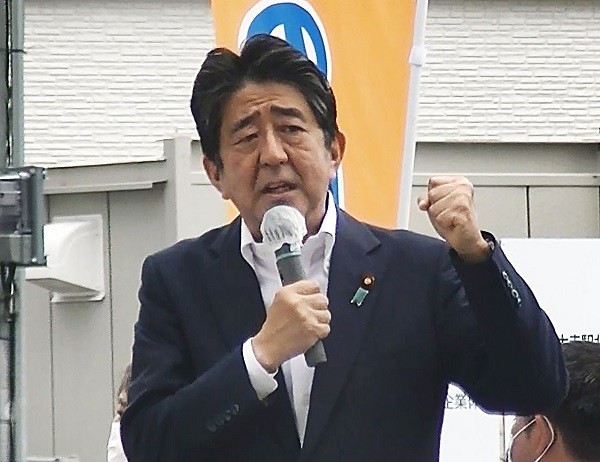 8일 일본 나라현에서 아베 신조 전 일본 총리가 피격을 당하기 직전 참의원 유세 가두연설하고 있다.[AP=연합뉴스]