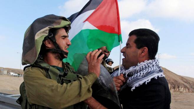 대치 중인 이스라엘 군인과 팔레스타인 시위대/사진=블룸버그