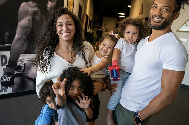 ▲ 벤슨 헨더슨과 마리아 헨더슨 그리고 네 명의 아이들.