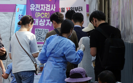 검사를 받기 위해 선별진료소를 찾은  시민들 모습. 〈자료사진=연합뉴스〉