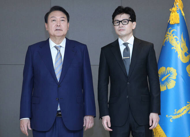 윤석열 대통령(왼쪽)이 2022년 5월26일 한동훈 법무부 장관에게 국무위원 임명장을 수여한 뒤 나란히 서 있다. 공동취재사진