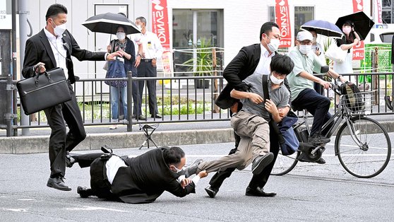8일(현지시간) 일본 나라현에서 아베 신조 전 총리를 총기로 저격한 남성이 범행 직후 경호원들에게 제압당하고 있다. [로이터=연합뉴스]