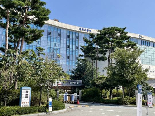 국토부는 11일 대형병원과 문화시설, 학교와 도서관 같은 공공건축물의 녹색건축물 전환 인정 기준이 국가온실가스 감축 목표와 공공건축물에 대해 강화된 에너지 허가 기준을 반영할 수 있도록 상향한다고 밝혔다. 국토교통부 전경 <디지털타임스 DB>