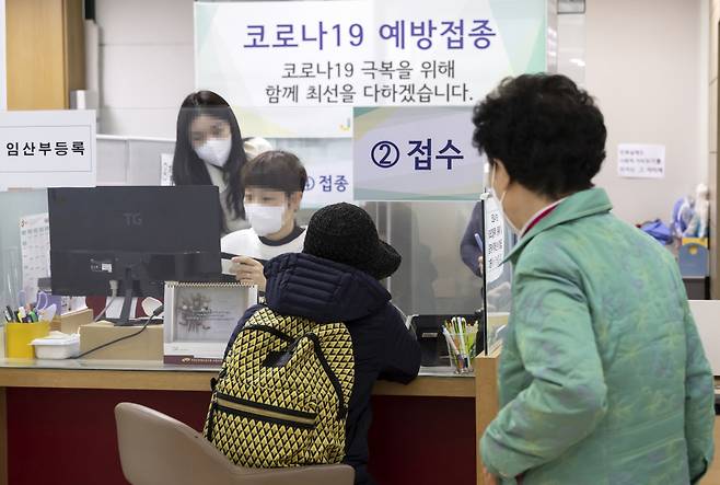 60세 이상 고령층을 대상으로 한 코로나19 백신 4차 접종이 시작된 지난 4월14일 오후 서울의 한 의료기관에서 어르신들이 백신을 맞기 위해 접수를 하고 있다. Ⓒ연합뉴스
