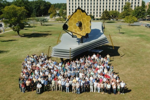 2005년 미국 메릴랜드주 NASA 고다드 우주비행센터 실물 크기 모형 앞에서 제임스 웹 우주망원경 연구팀이 기념사진을 촬영했다. NASA 제공.