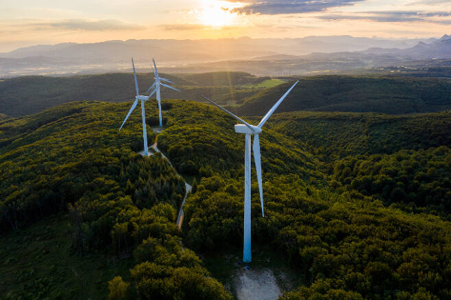 한화솔루션 유럽 자회사 큐에너지가 엔비리아와 함께 태양광 개발사업을 추진한다. 사진은 큐에너지가 프랑스에서 운영중인 풍력발전소 모습. /사진=한화솔루션 제공