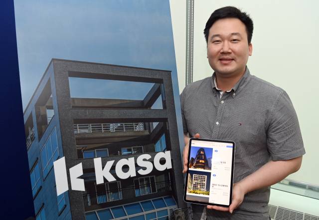 예창완 카사 대표가 6월 30일 서울 강남구 카사 사무실에서 카사 애플리케이션 화면을 배경으로 포즈를 취하고 있다. /이호재 기자