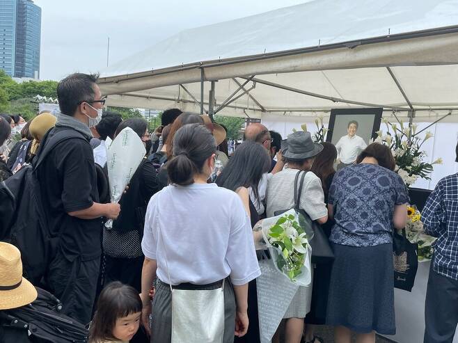 12일 오후 1시 도쿄 미나코구에 있는 절 ‘조죠지’에서 아베 신조 전 총리의 장례식이 치러졌다. 절 안쪽에 마련된 헌화대에 일반 시민들의 조문이 끊이지 않고 계속됐다. 도쿄/김소연 특파원