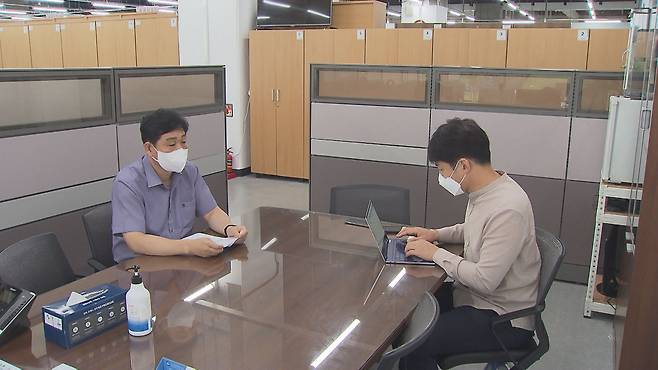 충북 청주시 주택관리팀 이영수 팀장(왼)이 KBS 취재진에게 “건설사에 과태료 처분을 결정했다”고 밝혔다.