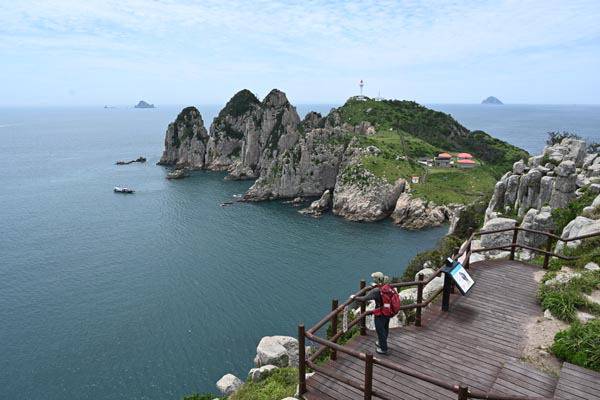 경남 통영시 한산면 매죽리 소매물도 선착장에서 등대섬 가는 길은 망망대해를 보며 잠시도 눈을 뗄 수 없는 광경에 탄성이 절로 나온다. 등대섬 전망대에서 보는 등대섬의 병풍바위 단애와 등대의 빼어난 경관은 통영8경의 하나로 국가명승 제 18호에 지정됐다.
