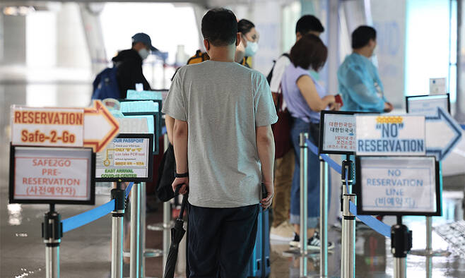 지난 13일 영종도 인천국제공항 제1여객터미널 입국자 전용 코로나19 검사 센터가 해외 입국자들로 붐비고 있다. 연합뉴스