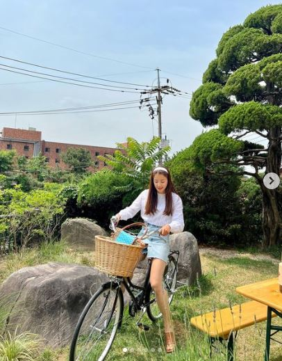 On the 14th, Lee posted several photos without saying anything through his instagram.The photo showed Lee Si-young riding a bicycle with a basket. Lee Si-young wore a white headband and a white T-shirt and jeans, creating a pure and simple atmosphere.The netizens said, I want to ride a bicycle after the rainy season, Its beautiful. Do you not go hiking these days?, I look like a 20-year-old, but I have a secret to eat backwards, and I am so beautiful.Meanwhile, Lee is married to a businessman in 2017 and has a son. Lee is interested in confirming the appearance of Netflix web drama Sweet Home Season 2.Sweet Home is a Netflix series that depicts the bizarre and shocking story of a reclusive lonely high school student, Hyun-soo, in an apartment where he lost his family and moved.