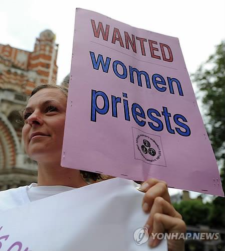 교황 방문 앞둔 영국 런던 시위 "우린 여성 사제를 원해요"(2010.9.16) [EPA 연합뉴스 자료사진. DB 및 재판매 금지]